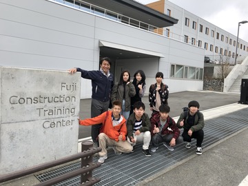富士教育訓練センターにて集合写真。標高が高いのでまだまだ肌寒いようです。キレイな施設です！
