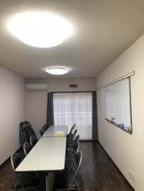 会議室。照明が二つあるので、明るい♪