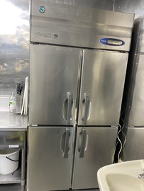 新しい冷蔵庫。食器は各自持っているので、移動・・・